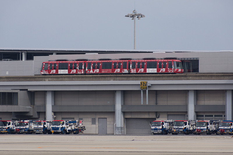 広範囲で停電している第1ターミナル内。国内線ロビーでは南寄りのJAL（日本航空）とジェットスター・ジャパンの利用エリアや、最北部のローソンのみ照明が点灯していた。なお、国際線で利用されているシャトルは異常がないことが確認されている