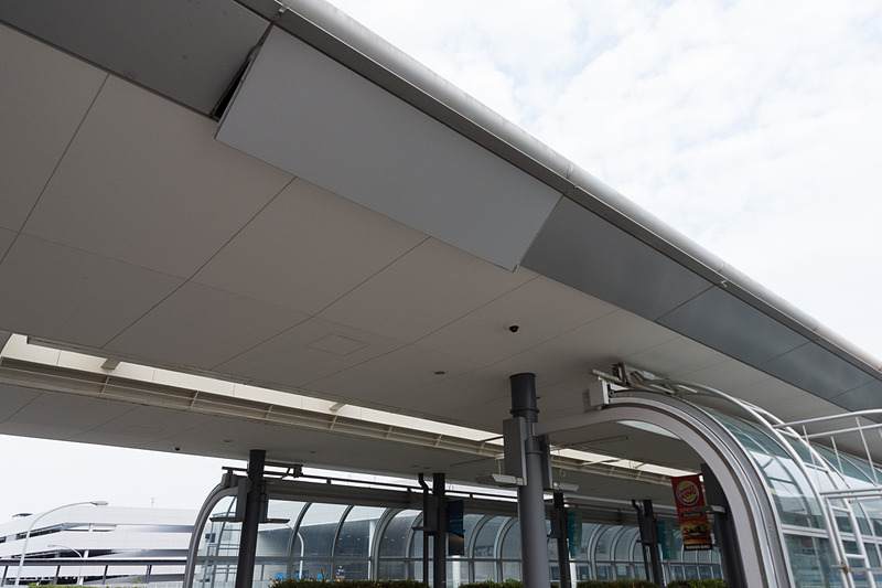 エアロプラザ周辺では天井やフェンスの崩落が一部で見られた