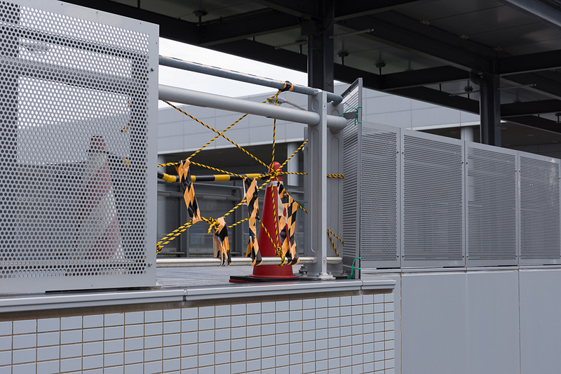 エアロプラザ周辺では天井やフェンスの崩落が一部で見られた