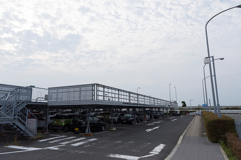 P3駐車場は側面のサッシが外れており、端に集め置かれていた