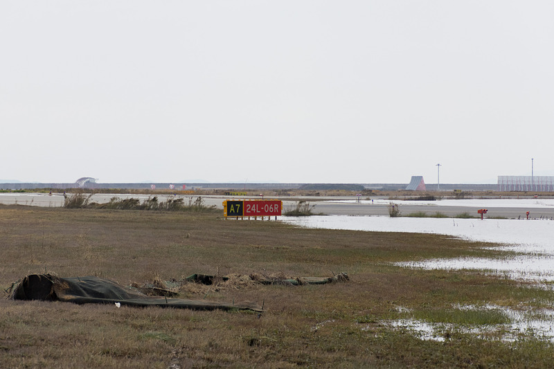 9月6日時点ではかなり水が引いている印象を受けたが、A滑走路と第1ターミナルの間の芝生部分には大量の水が残っていた