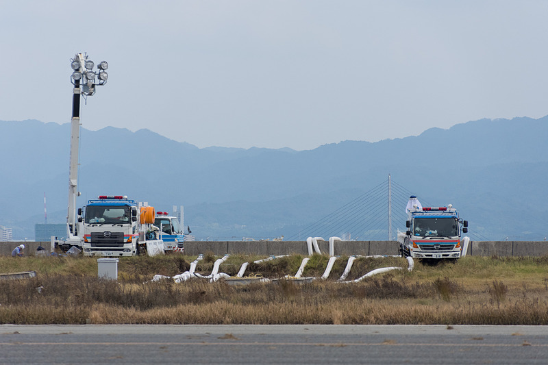 国土交通省 近畿地方整備局のTEC-FORCEがポンプ車10台とともに復旧作業にあたっている