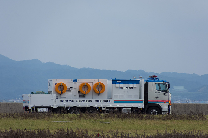 国土交通省 近畿地方整備局のTEC-FORCEがポンプ車10台とともに復旧作業にあたっている