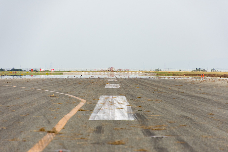 周囲の芝生やゴミが、滑走路上や航空灯火設備に散乱