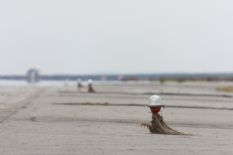 周囲の芝生やゴミが、滑走路上や航空灯火設備に散乱