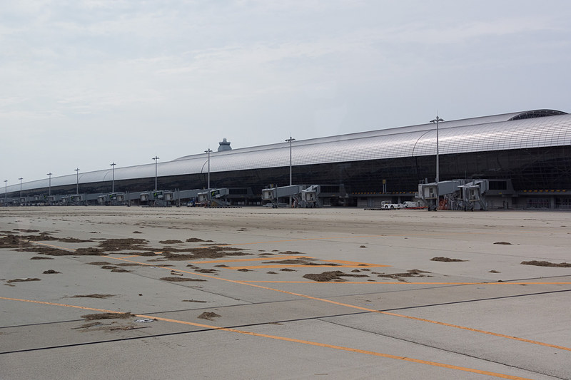 第1ターミナル前のエプロンにも大量のゴミが散乱。ショベルカーやロードスイーパーが清掃を進めていた