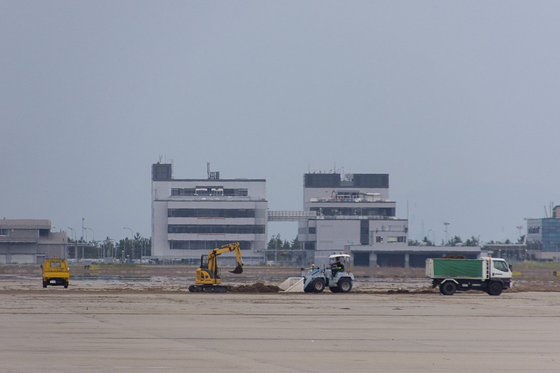 第1ターミナル前のエプロンにも大量のゴミが散乱。ショベルカーやロードスイーパーが清掃を進めていた
