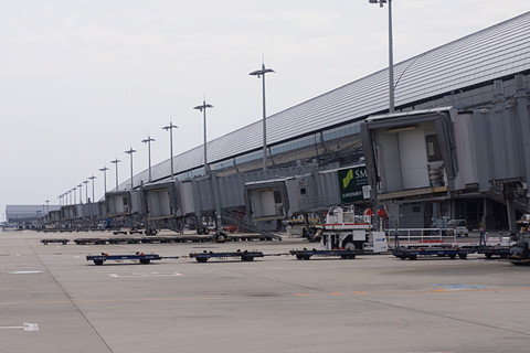 写真で見る関空のいま。台風21号被害を受けた連絡橋やA滑走路、再開を
