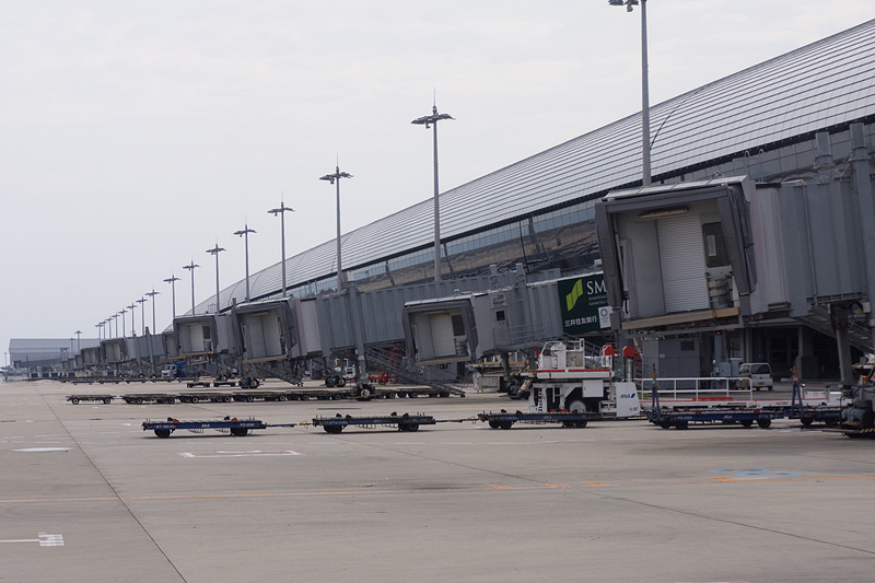 PBB（旅客搭乗橋）は見た目には大きな被害を受けていないようだが、海水に浸かったことによるダメージがあるという