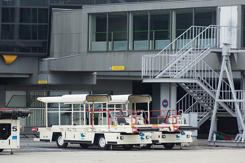 第1ターミナル周辺に駐車していた車両。冠水の影響で点検が必要な車両も多い