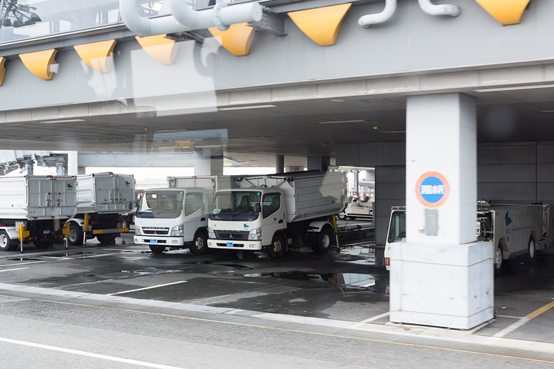 第1ターミナル周辺に駐車していた車両。冠水の影響で点検が必要な車両も多い