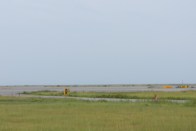 B滑走路。周囲の芝生の色だけを見ても、A滑走路との差は歴然。安全性や機能についても問題なく使用できることが確認されている