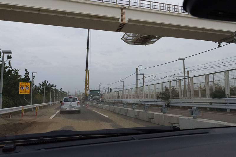 9月6日17時ごろには上り線へ仮設の中央分離帯とみられるブロックの設置が進められていた