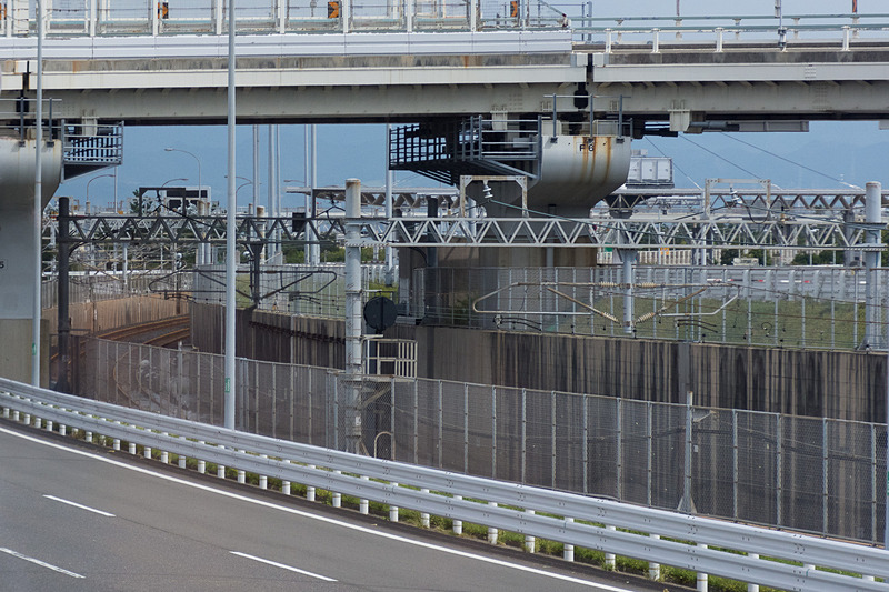 関西国際空港連絡橋を走る鉄道。復旧時期の見通しなどは発表されていない