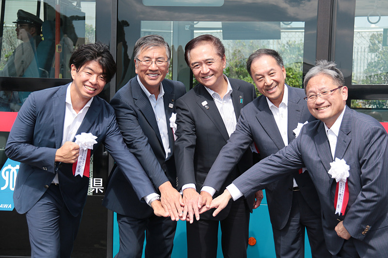 出発式のテープカットを行なった。左からSBドライブ株式会社 代表取締役社長兼CEO 佐治友基氏、藤沢市長 鈴木恒夫氏、神奈川県知事 黒岩祐治氏、小田急電鉄株式会社 取締役社長 星野晃司氏、江ノ島電鉄株式会社 取締役社長 楢井進氏の5名