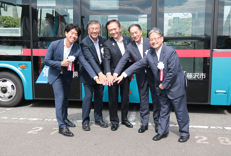 出発式のテープカットを行なった。左からSBドライブ株式会社 代表取締役社長兼CEO 佐治友基氏、藤沢市長 鈴木恒夫氏、神奈川県知事 黒岩祐治氏、小田急電鉄株式会社 取締役社長 星野晃司氏、江ノ島電鉄株式会社 取締役社長 楢井進氏の5名