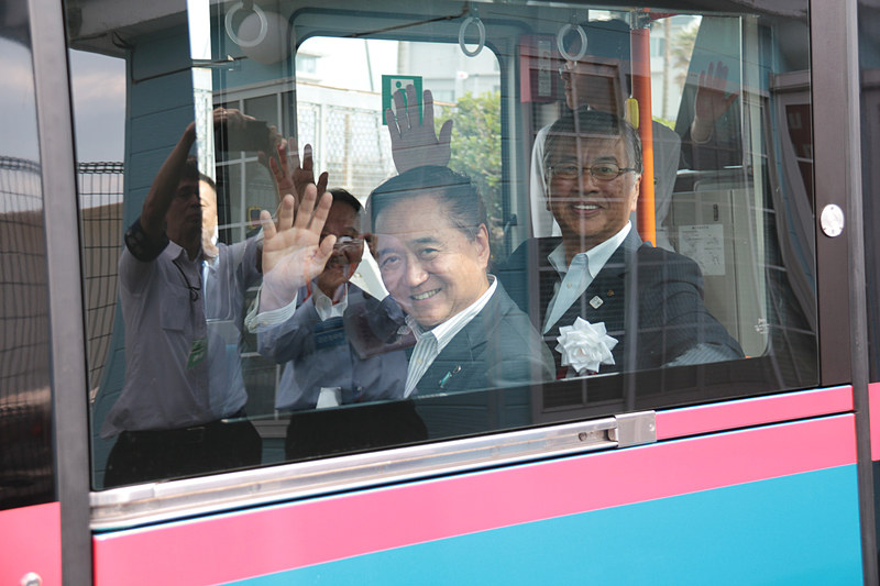 出発式に出席していた来賓たちを乗せて、実証実験の初便が走り出した
