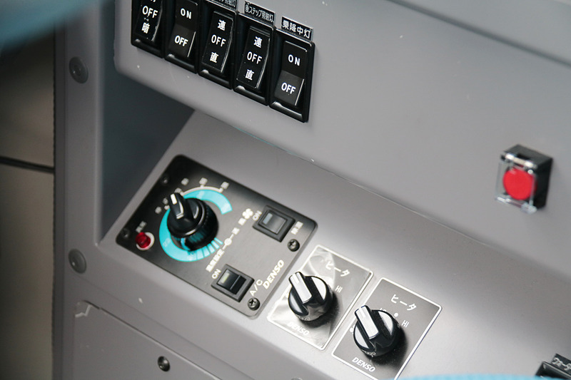 外部に各種カメラやLIDAR（Light Detection and Ranging）を装着しているが、SBドライブのシステム以外は通常の「ポンチョ」と大きく変わりはない印象。スピードメーター周りやATシフトセレクタ、エアコンディショナなどは標準のもののようだった。バッテリーあがりにならないよう、大自工業のバッテリーチェッカー「Meltec」が装着されていた