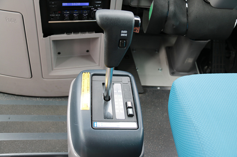 外部に各種カメラやLIDAR（Light Detection and Ranging）を装着しているが、SBドライブのシステム以外は通常の「ポンチョ」と大きく変わりはない印象。スピードメーター周りやATシフトセレクタ、エアコンディショナなどは標準のもののようだった。バッテリーあがりにならないよう、大自工業のバッテリーチェッカー「Meltec」が装着されていた