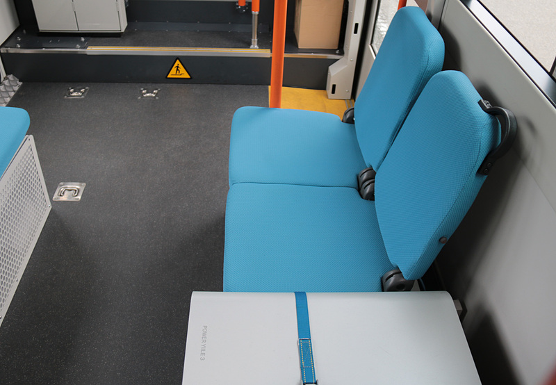 外部に各種カメラやLIDAR（Light Detection and Ranging）を装着しているが、SBドライブのシステム以外は通常の「ポンチョ」と大きく変わりはない印象。スピードメーター周りやATシフトセレクタ、エアコンディショナなどは標準のもののようだった。バッテリーあがりにならないよう、大自工業のバッテリーチェッカー「Meltec」が装着されていた