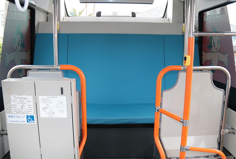 外部に各種カメラやLIDAR（Light Detection and Ranging）を装着しているが、SBドライブのシステム以外は通常の「ポンチョ」と大きく変わりはない印象。スピードメーター周りやATシフトセレクタ、エアコンディショナなどは標準のもののようだった。バッテリーあがりにならないよう、大自工業のバッテリーチェッカー「Meltec」が装着されていた