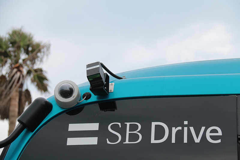 ボディ先端の左右ヘッドライトの中間にあるのが「LIDAR」と「ミリ波レーダー」。「SB Drive」ロゴのところにあるのが「側方LIDAR」と「後方LIDAR」