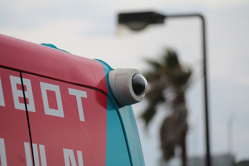 ボディ先端の左右ヘッドライトの中間にあるのが「LIDAR」と「ミリ波レーダー」。「SB Drive」ロゴのところにあるのが「側方LIDAR」と「後方LIDAR」