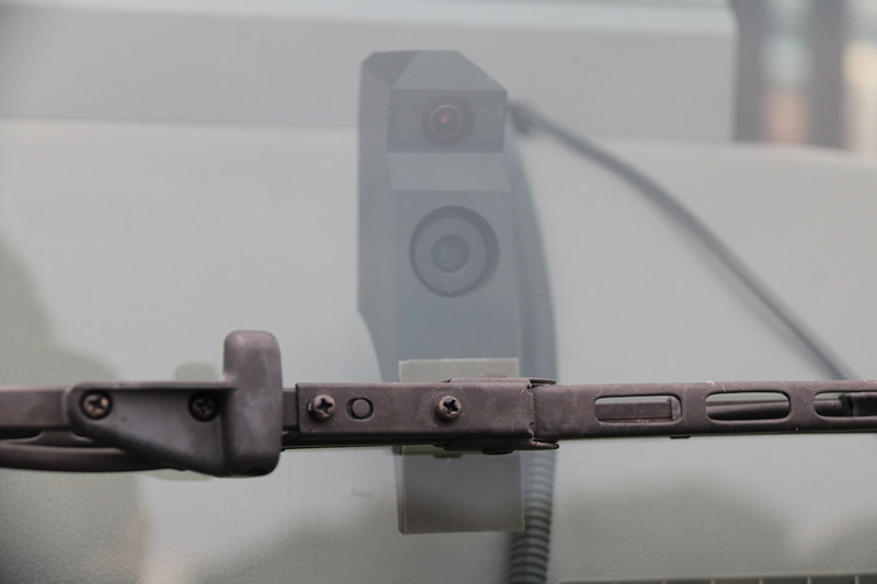 フロントガラス内側には「前方カメラ」、ボディサイドにあるのが「後側方カメラ」