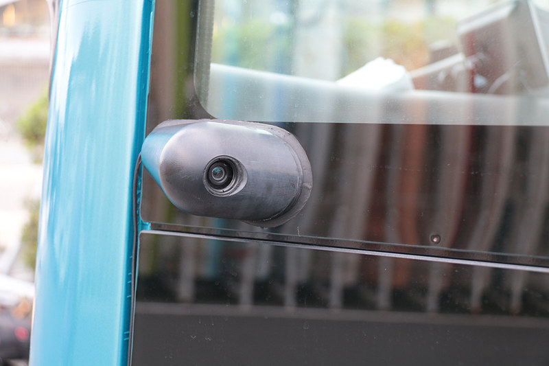 フロントガラス内側には「前方カメラ」、ボディサイドにあるのが「後側方カメラ」