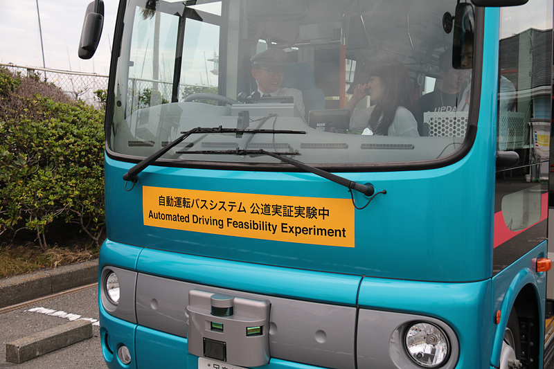 フロントガラス内側には「前方カメラ」、ボディサイドにあるのが「後側方カメラ」