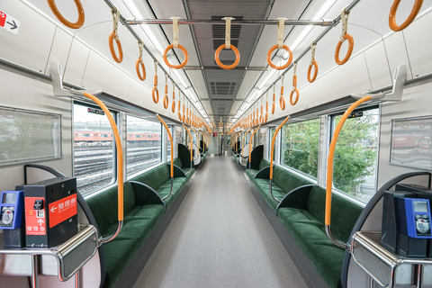 JR西日本、新型車両「227系1000番台」を公開。ICカードが使える車内