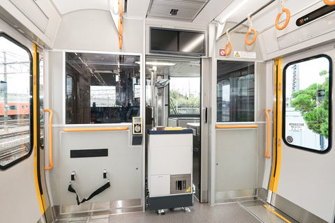 JR西日本、新型車両「227系1000番台」を公開。ICカードが使える車内