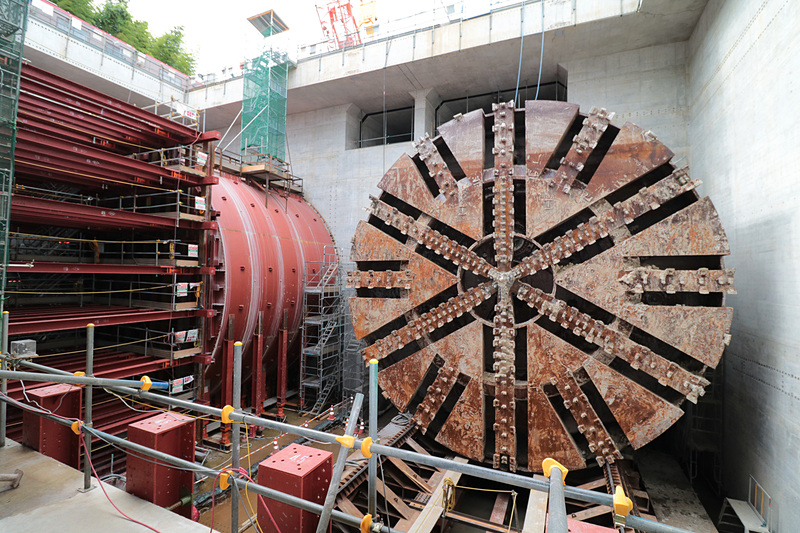 東方町に到達したシールドマシン。写真右が港北JCT方面、写真中央が横浜青葉JCT方面へのトンネル。一緒に写っている人物と比較していただくと、その大きさが想像できるだろう