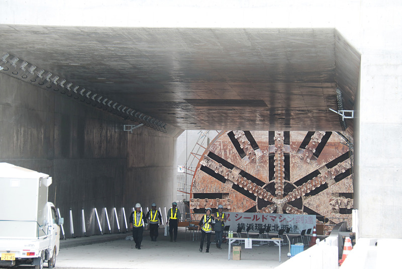 東方町に到達したシールドマシン。写真右が港北JCT方面、写真中央が横浜青葉JCT方面へのトンネル。一緒に写っている人物と比較していただくと、その大きさが想像できるだろう