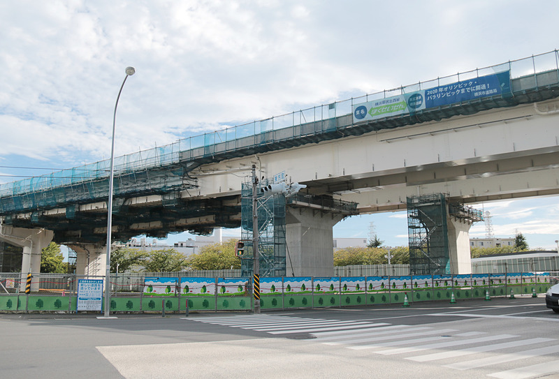 県道 東方町交差点から見上げた橋梁