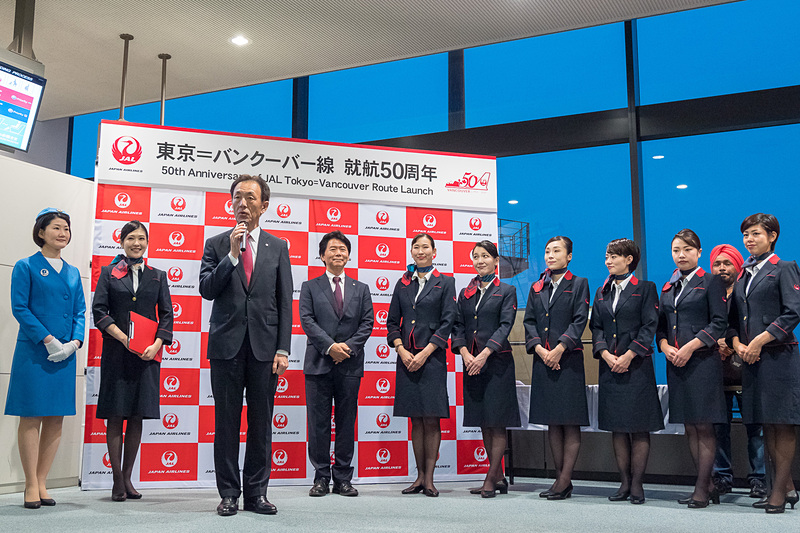 搭乗口のセレモニーであいさつする日本航空株式会社 常務執行役員 路線統括本部 国際路線事業本部長 大貫哲也氏