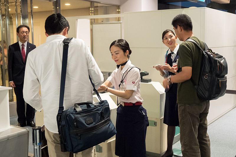 搭乗の際にはJAL常務執行役員の大貫氏や成田空港支店長の中野氏が見送ったほか、JAL JETSメンバーらが記念品を配布