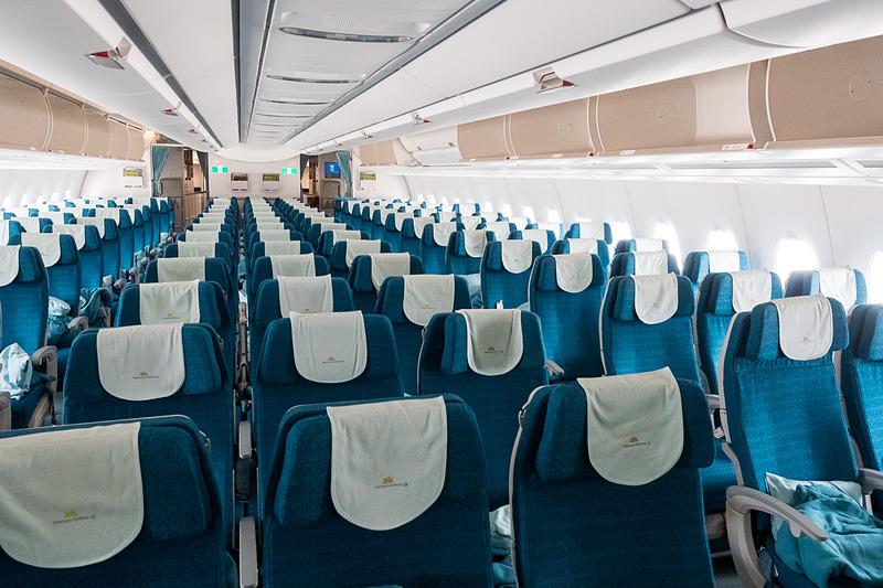 ベトナム航空が運航するエアバス A350-900型機のエコノミークラス。3-3-3の9アブレスト。同社のA350-900型機にはエコノミークラスの座席数が231席と240席という2種類の仕様があり、往路で搭乗した機体はエコノミークラス240席の機体だった