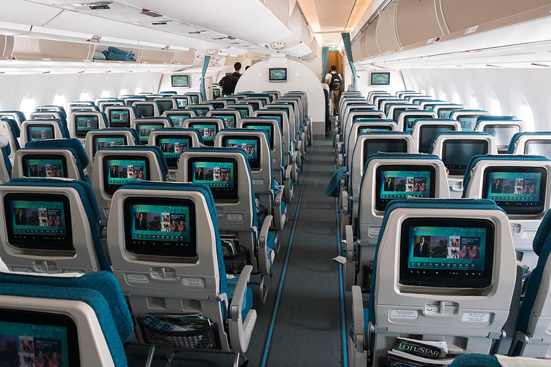 ベトナム航空が運航するエアバス A350-900型機のエコノミークラス。3-3-3の9アブレスト。同社のA350-900型機にはエコノミークラスの座席数が231席と240席という2種類の仕様があり、往路で搭乗した機体はエコノミークラス240席の機体だった