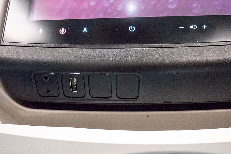 シートモニターの下にUSB電源ポートを備える