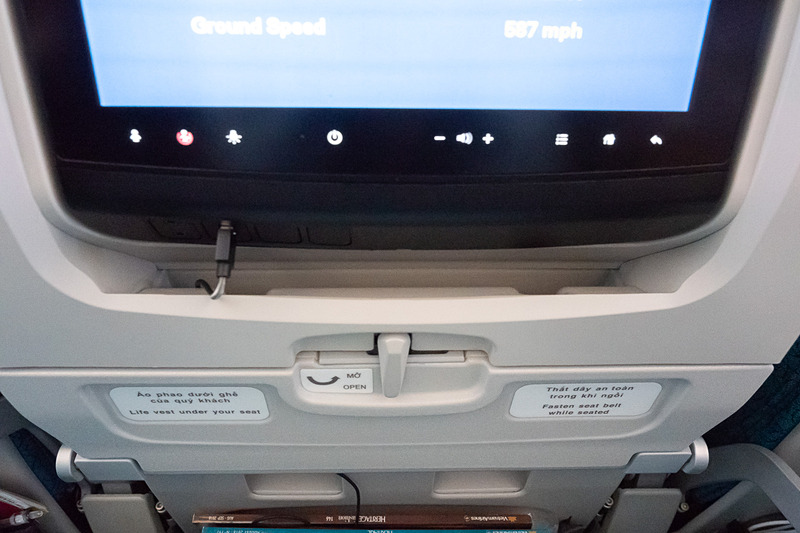 シートモニター下のスペースは、持っているスマホのサイズによってはちょうどよいスマホ置きにもなりそう