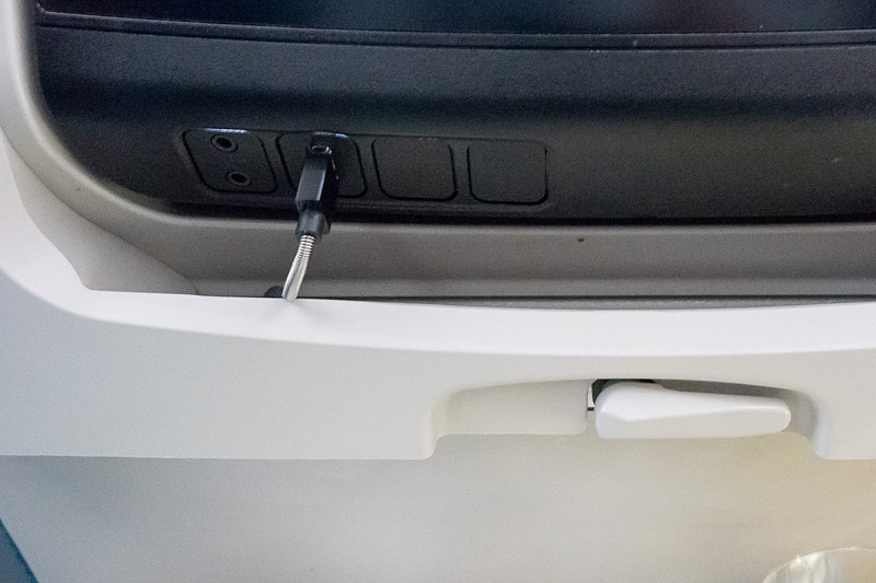 テーブルの裏側に空間があり、そこにケーブルを通すとテーブルの出し入れ時に干渉することなく、シートポケットに入れたスマホを充電しておける