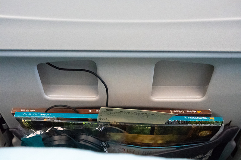 テーブルの裏側に空間があり、そこにケーブルを通すとテーブルの出し入れ時に干渉することなく、シートポケットに入れたスマホを充電しておける