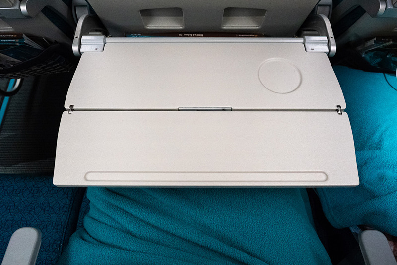 エコノミークラスのテーブル