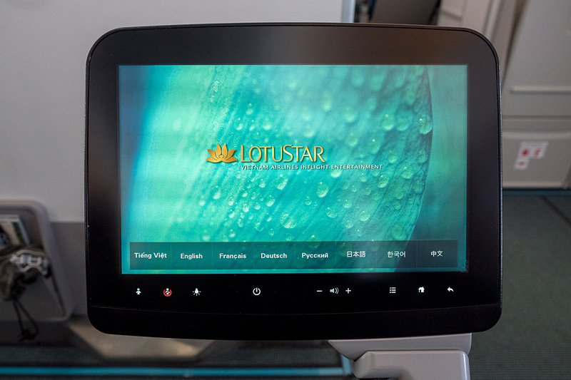 こちらはエコノミークラスでもバルクヘッド席のシートモニター。脇にUSB電源ポートやヘッドフォン端子があり、シートモニターを収納した状態でもスマホの充電などが可能