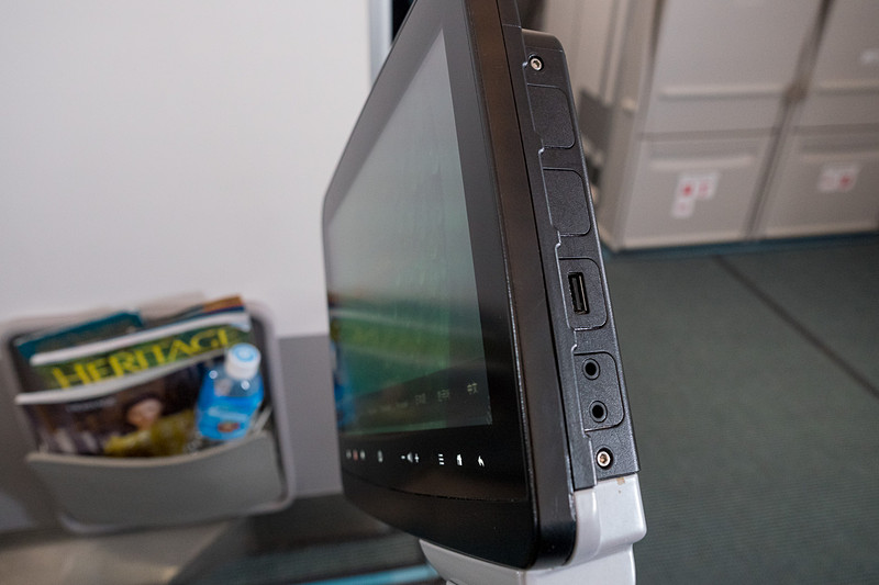 こちらはエコノミークラスでもバルクヘッド席のシートモニター。脇にUSB電源ポートやヘッドフォン端子があり、シートモニターを収納した状態でもスマホの充電などが可能