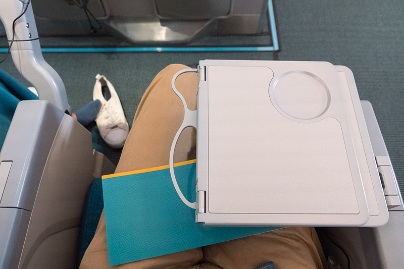 バルクヘッド席のテーブル