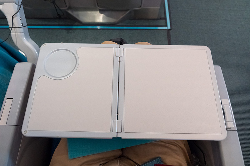 バルクヘッド席のテーブル