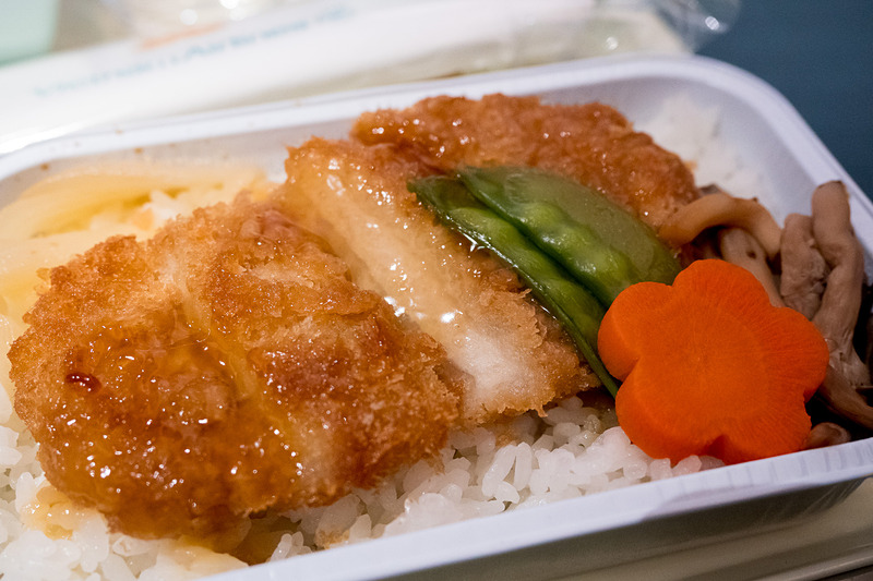 和食は甘辛なタレのカツ丼がメイン