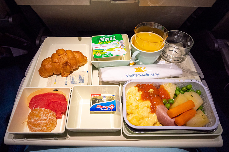 復路の洋食メニュー。深夜運航便の到着前の食事なので朝食らしい食事だ